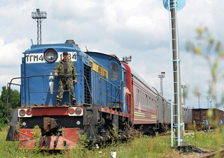 Đoàn tàu chở thi thể các hành khách thiệt mạng trong thảm họa MH17 về tới thành phố Kharkiv, Ukraine.